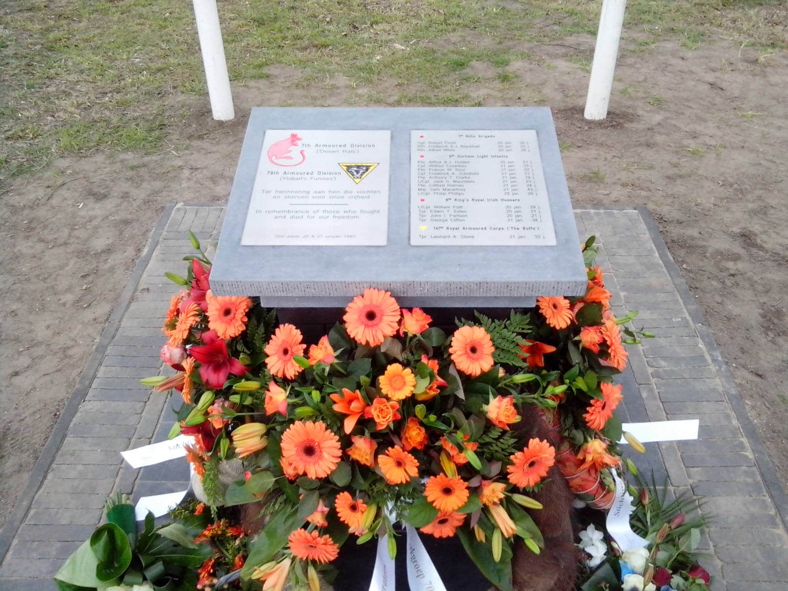 Slachtoffers herdenken en de vrijheid vieren gravure'85 Kleur levende voorbeelden