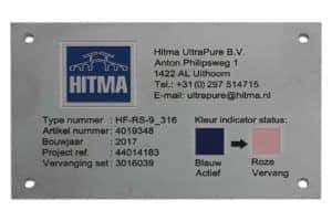 Een RVS typeplaatje van Hitma. Door middel van frees en ingelakte tekst
