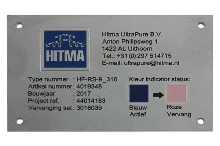 Een RVS typeplaatje van Hitma. Door middel van frees en ingelakte tekst