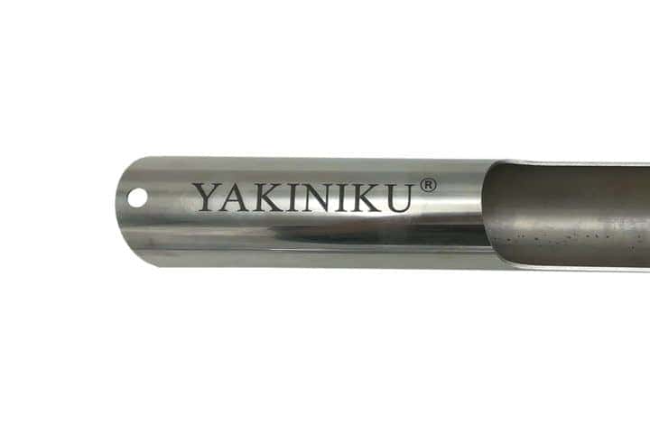 close up van een rvs buis voorzien van een lasergravure