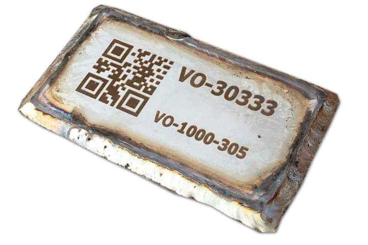 RVS plaatje met lasergegraveerde QR code, gelast op een buis