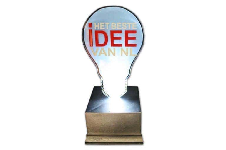 Plexiglas in de vorm van een lampje welke is gegraveerd en ingelakt als Award voor het besten idee van Nederland