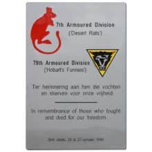 Ter herinnering aan hen die vochten en stierven voor onze vrijheid. tekst gefreesd en ingelakt op een plaat van RVS