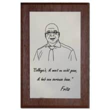 Lijntekening van Frits en tekst aangebracht op een rvs plaat gemonteerd op een houten onderbord door middel van lasergravure aangebracht