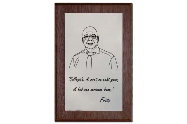 Lijntekening van Frits en tekst aangebracht op een rvs plaat gemonteerd op een houten onderbord door middel van lasergravure aangebracht