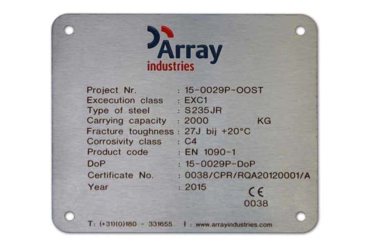 Een typeplaat van RVS met logo van Array gegraveerd en ingelakt met zwarte en rode inkt