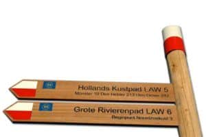 Verwijs of richtingsbord van hout. Gefreesd en ingelakte tekst in drie kleuren inkt
