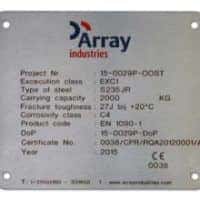 RVS typeplaatje met logo van Array in kleur ingelakt en zwarte tekst met informatie over de machine