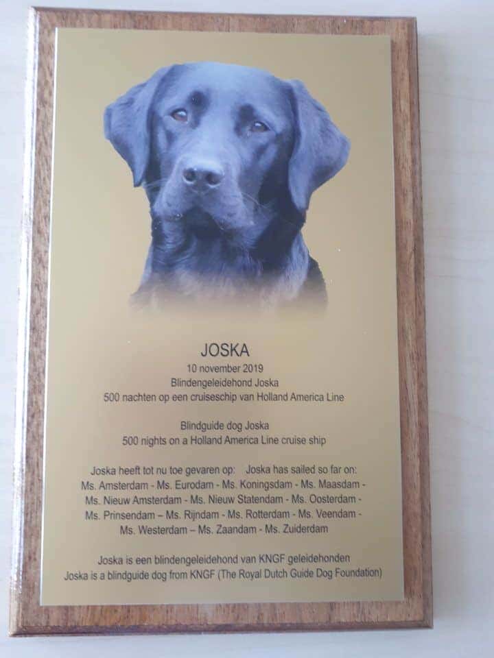 Een jubileumbord of plaquette voorzien van aluminium onderdruk