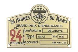 Een typeplaatje van messing, gefreesd en ingelakt met de tekst: 24 heures du Mans