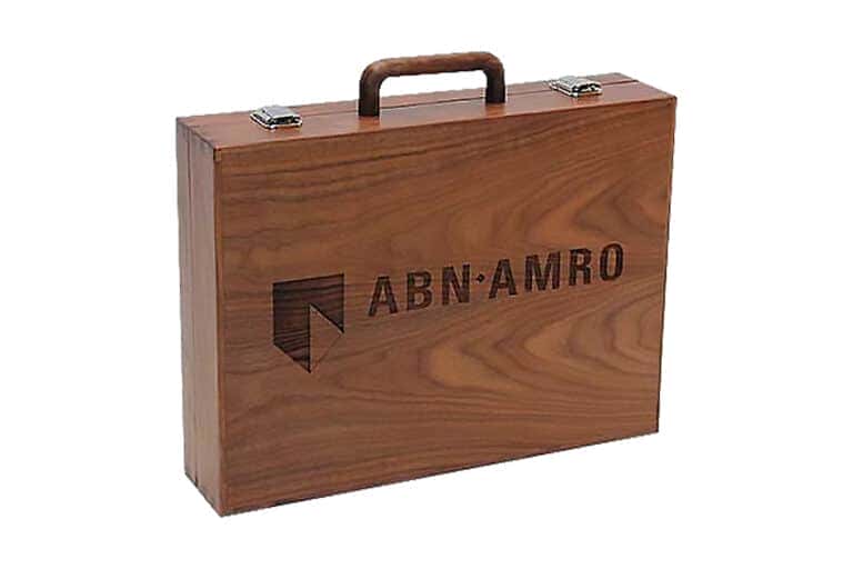 Houten koffer met het ABNAMRO logo erop gegraveerd door middel van een laser