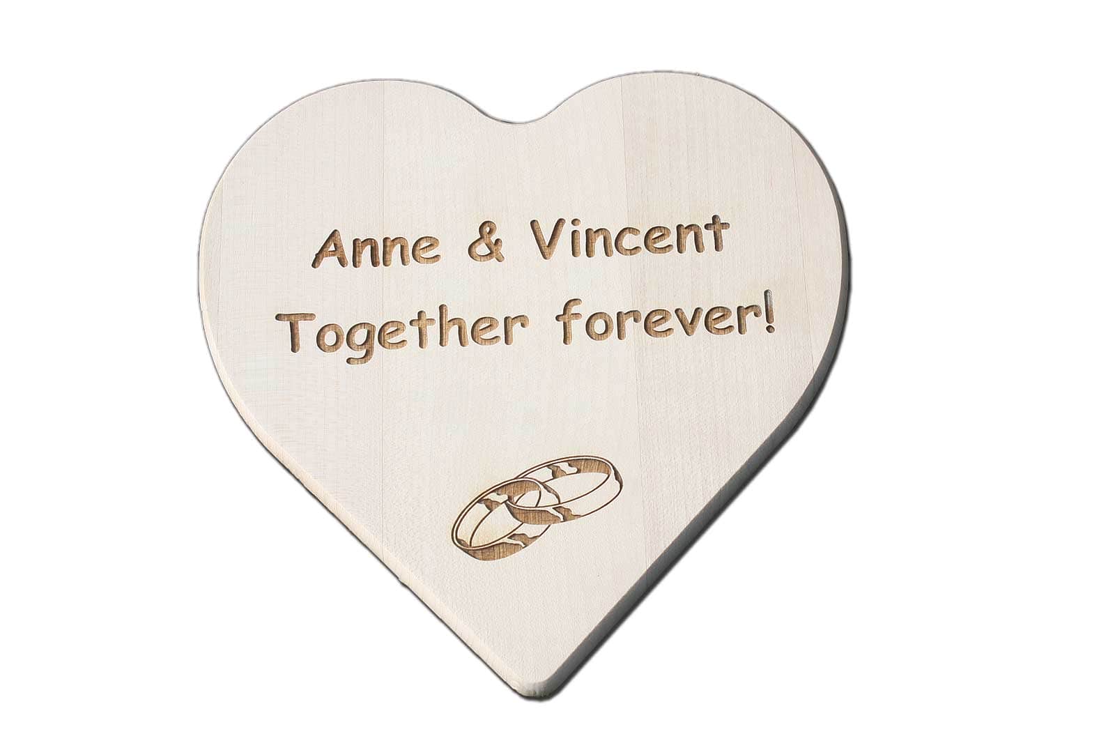 Houten hart gegraveerd ter gelegenheid van het huwelijk van Anne en Vincent