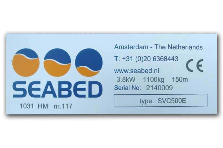 Een aluminium typeplaat door middel van laser gegraveerd en ingelakt met logo Seabed erop