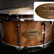 foto van trommel met een inzetfoto van een merklabel die op de drums gemonteerd zit