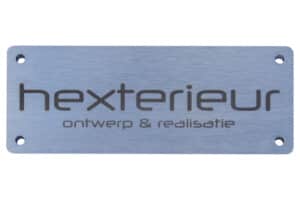 Merklabel van RVS metaal met logo Hexterieur erop gegraveerd