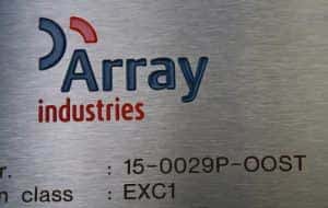 Door middel van lasergraveren aangebracht logo van Array en ingelakt met blauw en rode inkt