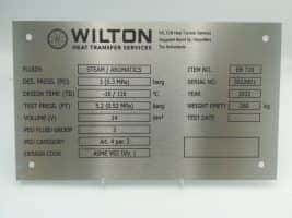 RVS typeplaatje van Wilton met informatie over de machine