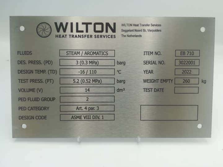 RVS typeplaatje van Wilton met informatie over de machine