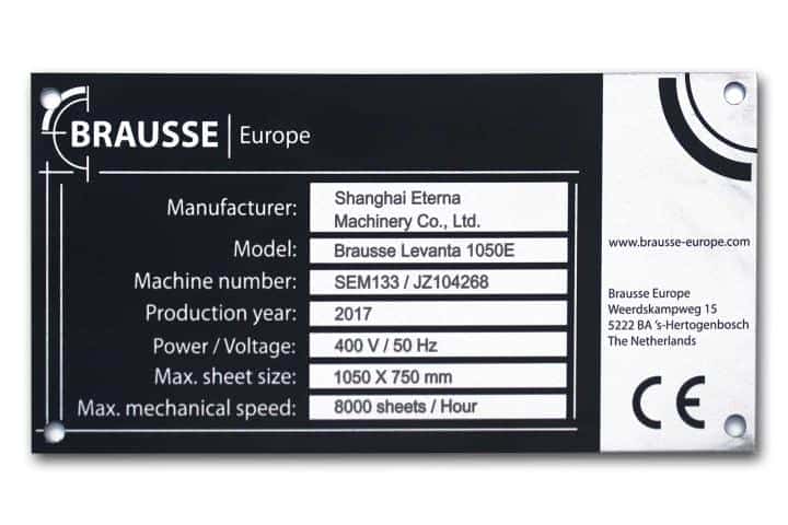 Door middel van alumnium onderdruk gegraveerd typeplaatje van Brausse met wisselende teksten en CE logo