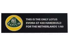 Merklabel met zwart, geel en groene inkt ingelakt