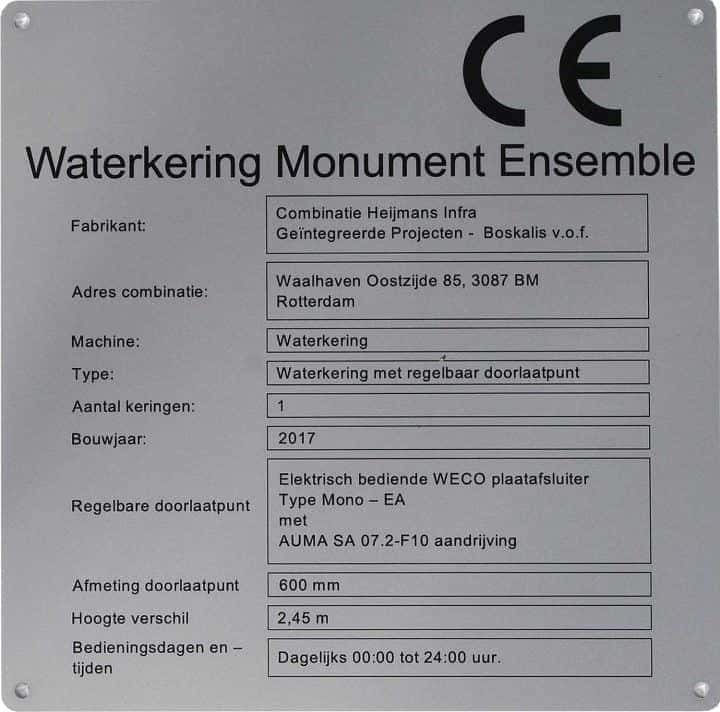 Een aluminium onderdruk CE typeplaat van Heijmans waterkering