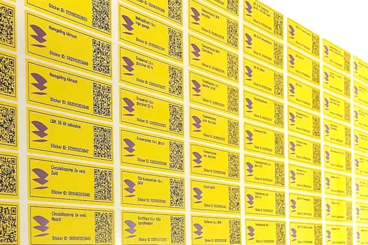 Gele kunststofplaatjes voorzien van qr-code en is thermisch geprint