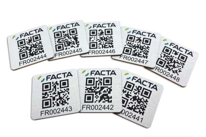 Metalen Merklabel met logo van Facta met QR-code