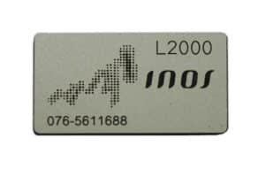 Kunststof Merklabel met logo Inos