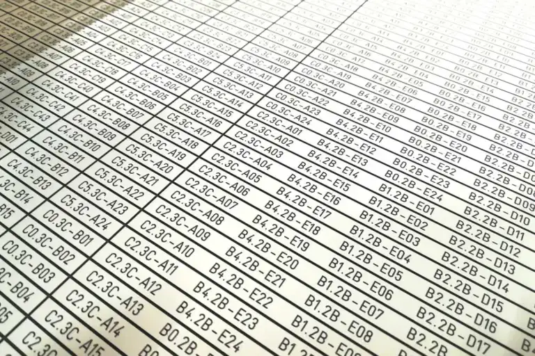 Grote hoeveelheden witte kunststof plaatjes