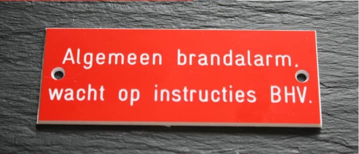 Rood kunststof bordje met tekst Algemeen brandalarm, wacht op instructies BHV