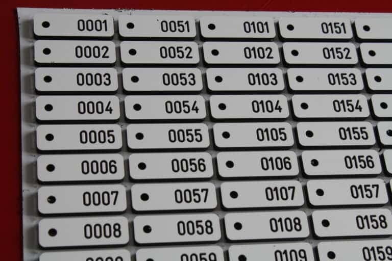 kunststof labels-Gravoglas-frees-nummerlabels-industrie-e1560245700212-orgineel (1)