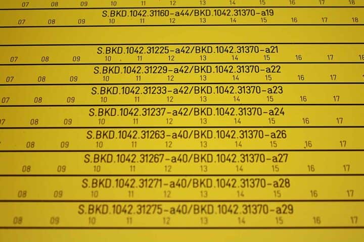 Gele Tekstplaatjes gegraveerd in gravoply