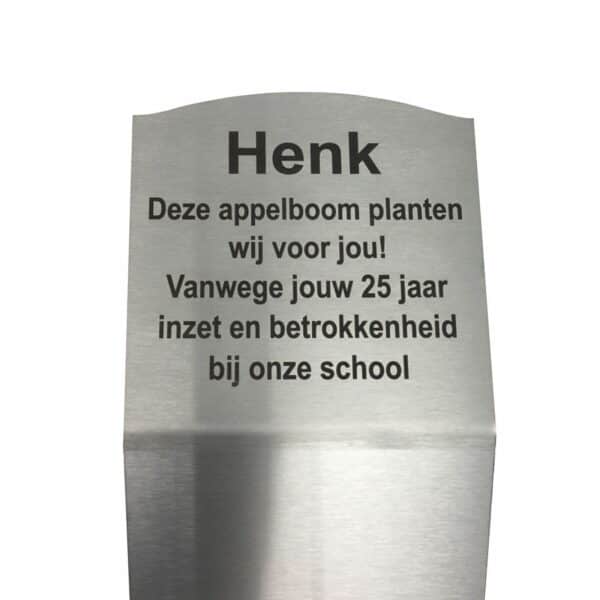 RVS Boomsteker of gedenkplaat met tekst door middel van laser graveren aangebracht