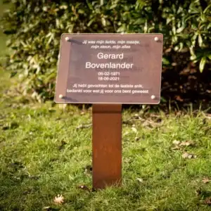 door middel van Frees inlakken gedenkmonument model standvastig. Voorzien van plexiglas met tekst