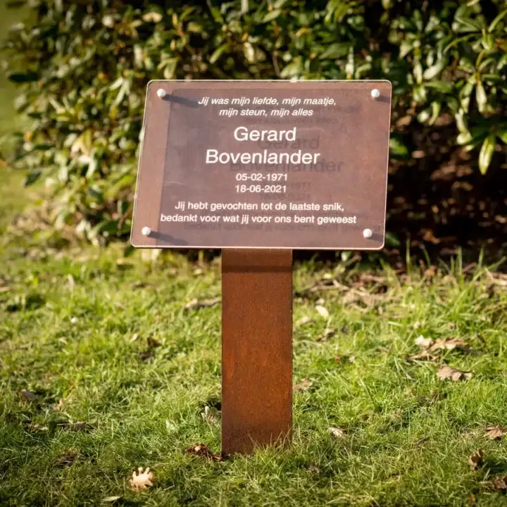 door middel van Frees inlakken gedenkmonument model standvastig. Voorzien van plexiglas met tekst