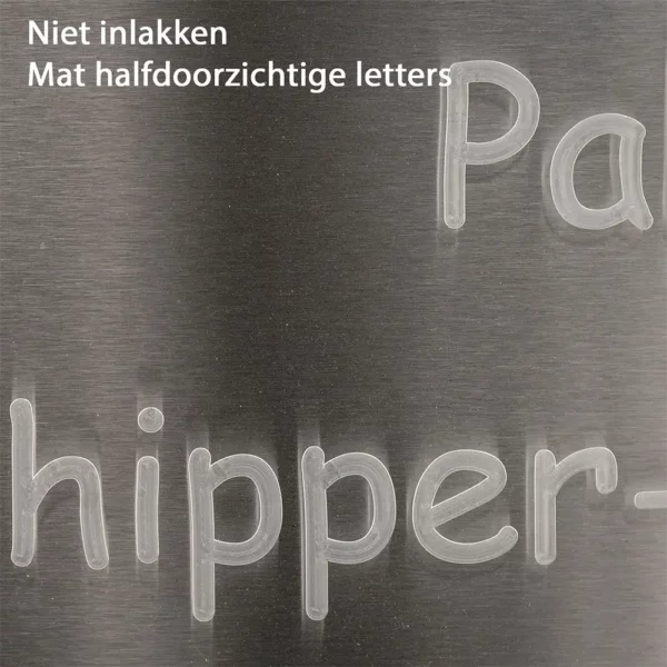 Plexiglasplaat met niet ingelakte letters op een RVS grafmonument