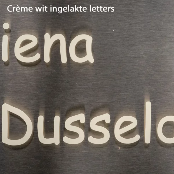 Close-up van plexiglasplaat met frees en ingelakte letters