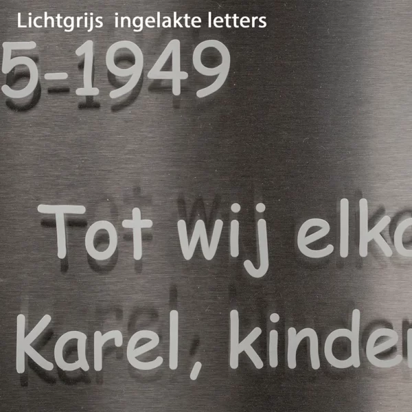 Plexiglasplaat met grijs ingelakte letters
