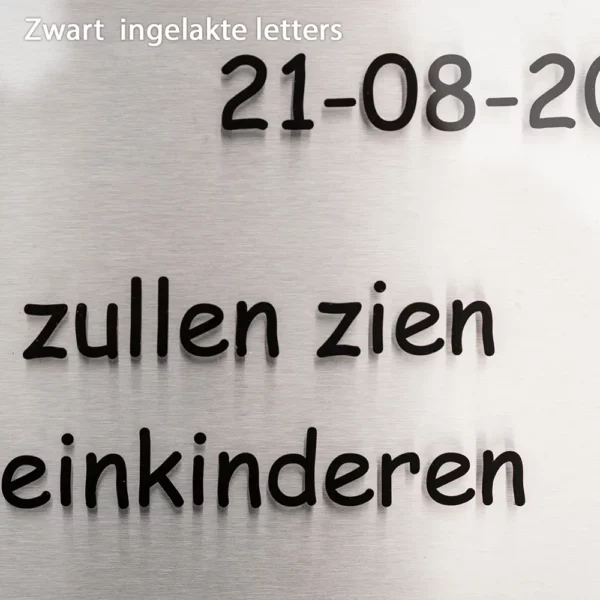 Frees gegraveerde plaat met zwart ingelakte tekst