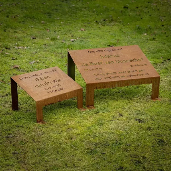 Cortenstalen grafmonument model in balans voorzien van door en door uitgesneden tekst