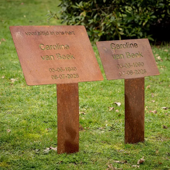 (Tijdelijk) grafmonument model standvastig van Cortenstaal voorzien van door en door uitgesneden letters
