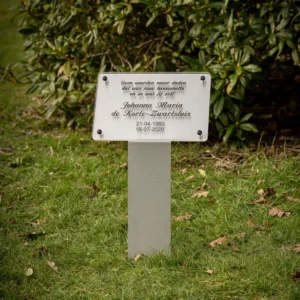 Tijdelijk grafmonument van RVS voorzien van plexiglasplaat met zwarte letters