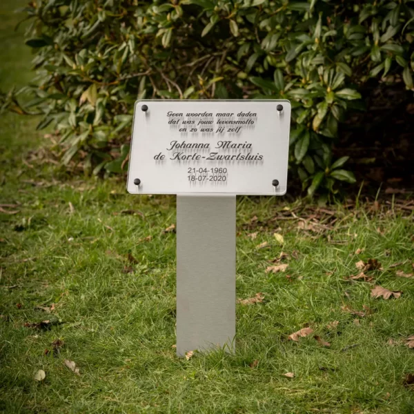 Tijdelijk grafmonument van RVS voorzien van plexiglasplaat met zwarte letters