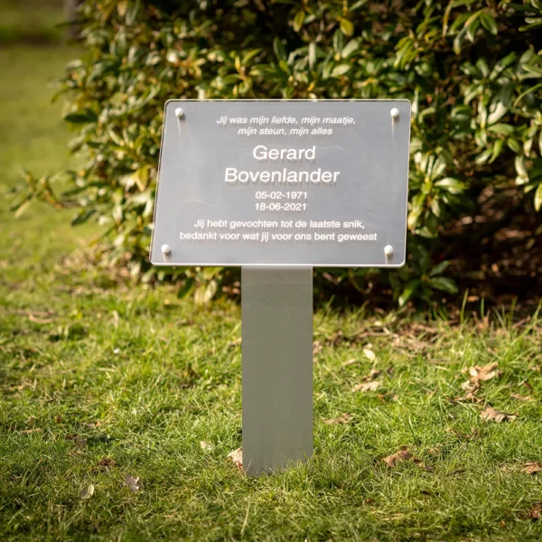 Tijdelijk grafmonument van RVS en voorzien van tekst op plexiglas model standvastig