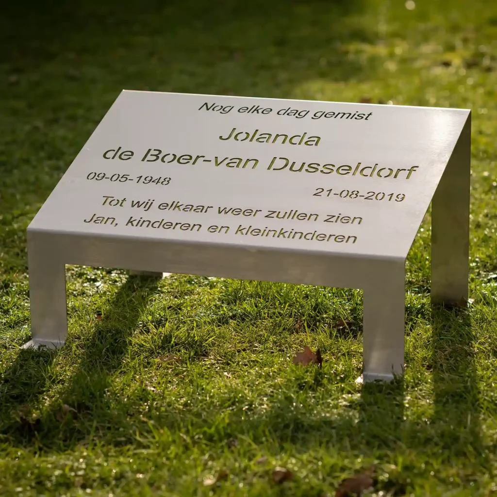 Grafmonument In balans met RVS en Door en doorgesneden letters Overzicht foto