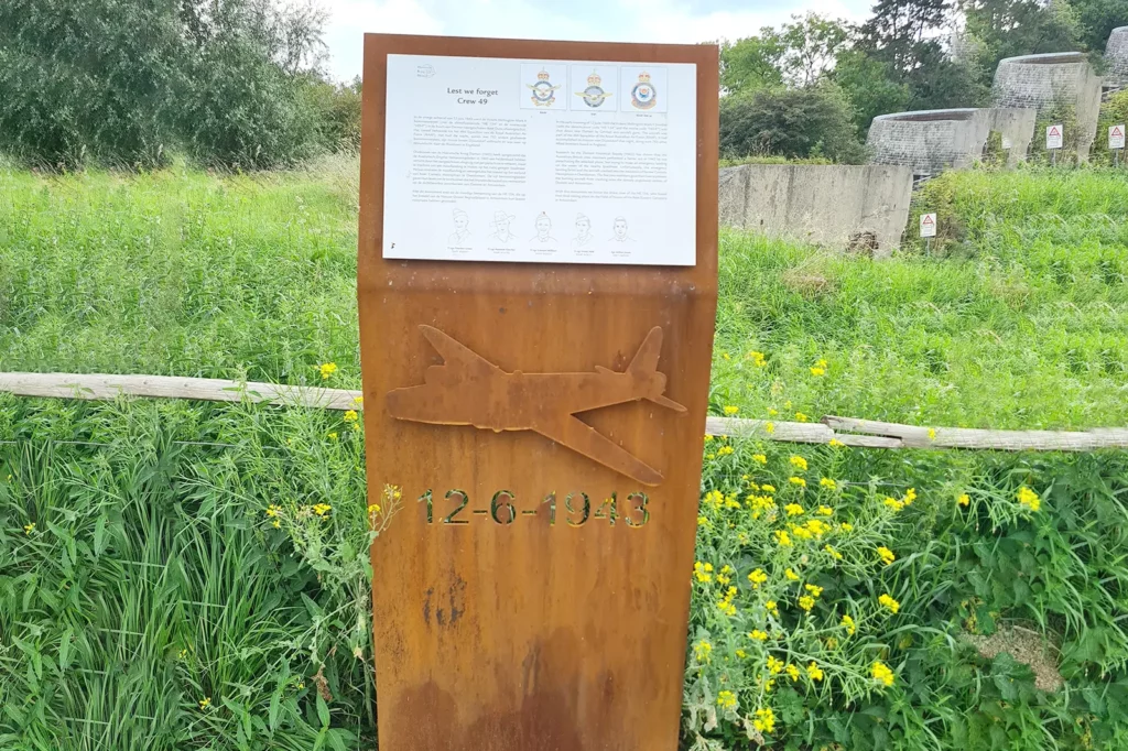 Cortenstalen monument voor bemanning Wellington met een RVS plaquette erop