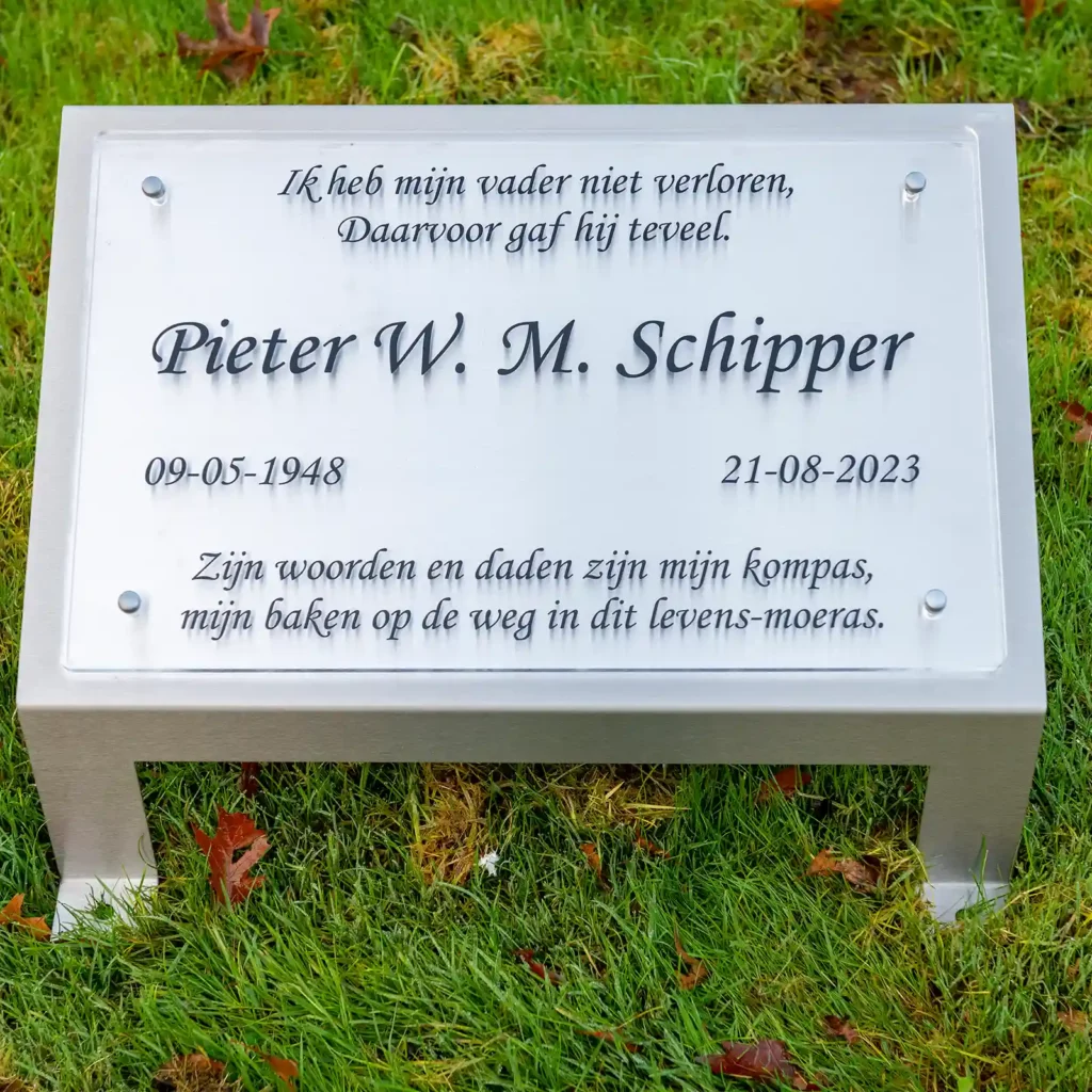 RVS Grafmonument in balans met plexiglas overzicht foto