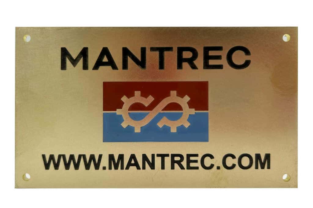 Merklabel of metalen plaatje van messing, door middel van frees en inlakken is het logo MANTREC erop gegraveerd