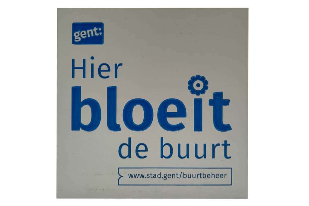 Aluminium plaatje door middel van frees en inlakken is de tekst: Hier bloeit de natuur, erop gezet.