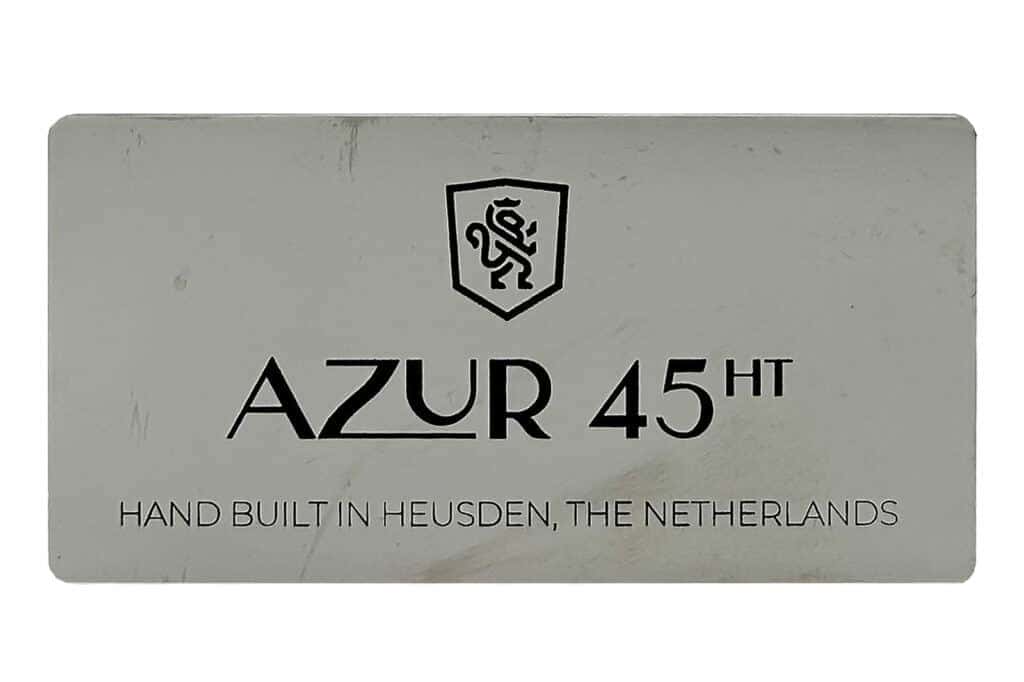 Metalen plaatje met logo Azur 45, verdiept gegraveerd en ingelakt door Gravure85